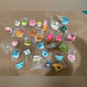 18 slow rise squishy keychains + 2 keychains